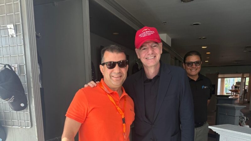 على هامش حضوره قمة السلام.. رئيس الفيفا يرتدي كاب بيك الباتروس دعمًا للسياحة المصرية بشرم الشيخ