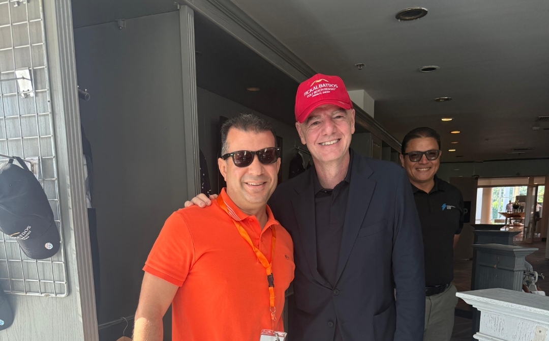 على هامش حضوره قمة السلام.. رئيس الفيفا يرتدي كاب بيك الباتروس دعمًا للسياحة المصرية بشرم الشيخ