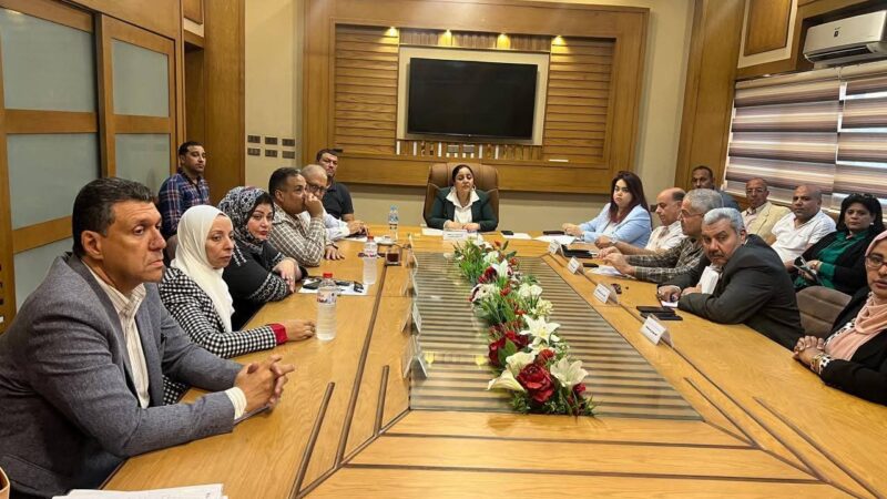 نائب محافظ القاهرة للمنطقة الشرقية تناقش أوجه القصور في أداء شركة النظافة ووضع خطة لتحسين جودة الخدمات