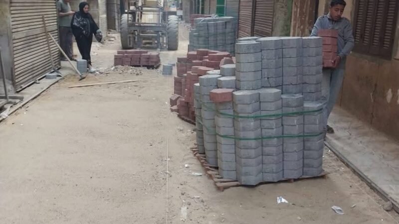 رئيس حى الأميرية تتابع اعمال تركيب الانترلوك والارصفه بشارع الجيش