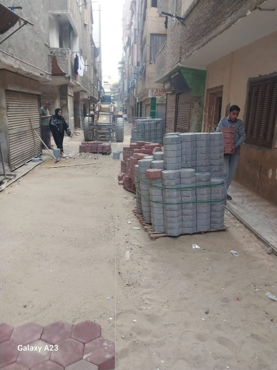 رئيس حى الأميرية تتابع اعمال تركيب الانترلوك والارصفه بشارع الجيش