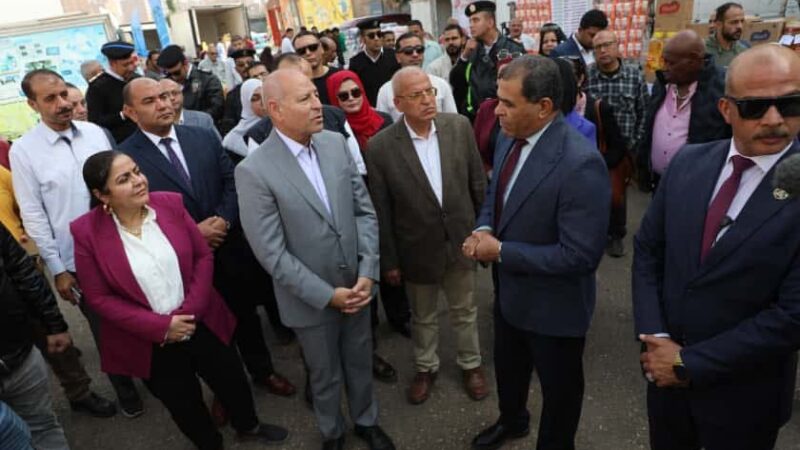 محافظ القاهرة يتفقد سوق اليوم الواحد بحي عين شمس