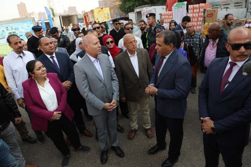 محافظ القاهرة يتفقد سوق اليوم الواحد بحي عين شمس