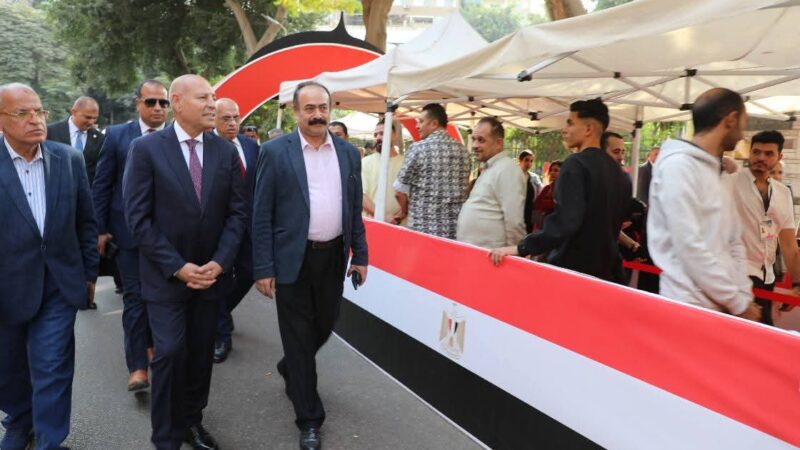 محافظ القاهرة يتفقد محيط عدد من  اللجان لمتابعة سير العملية الانتخابية