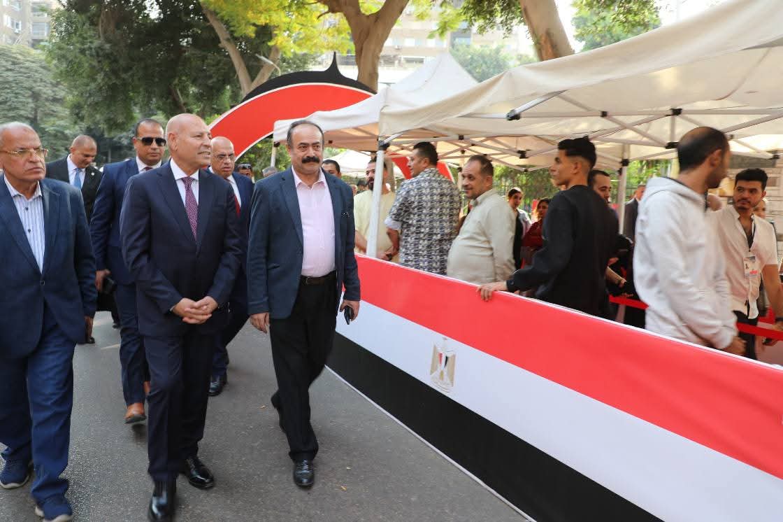 محافظ القاهرة يتفقد محيط عدد من  اللجان لمتابعة سير العملية الانتخابية
