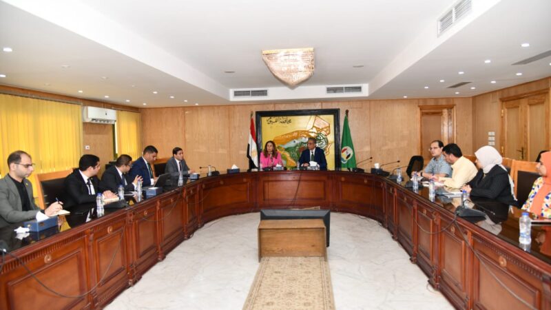 محافظ الفيوم ونائب وزير الاتصالات يناقشان خطط التعاون المشترك في تنفيذ  التطوير المؤسسي الرقمي للمحافظة واستراتيجية تحويل المحافظة إلى رقمية