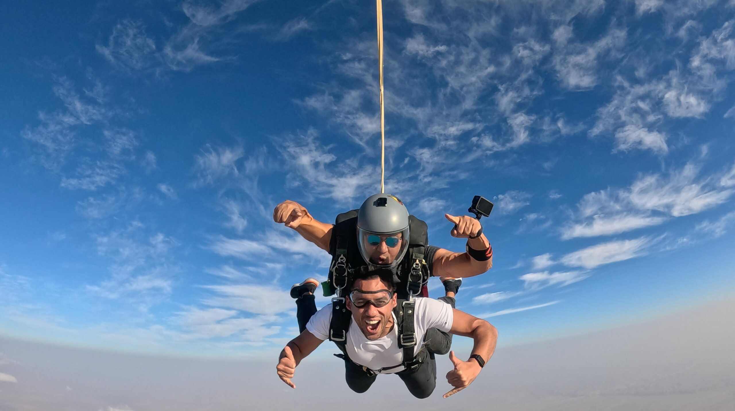 برعاية شركة Skydive Pharaohs.. البطل الأولمبي أحمد الجندي ينفذ قفزة في سماء من ارتفاع 13 ألف قدم بالعاصمة الادارية