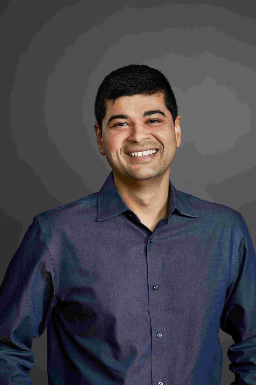 أشيش بداني.. يكتب / التحول الاستراتيجي: كيف تخلصت “فورد” و”بنك الإمارات دبي الوطني” من التعقيدات المكلفة في بيئة المحاكاة الافتراضية؟