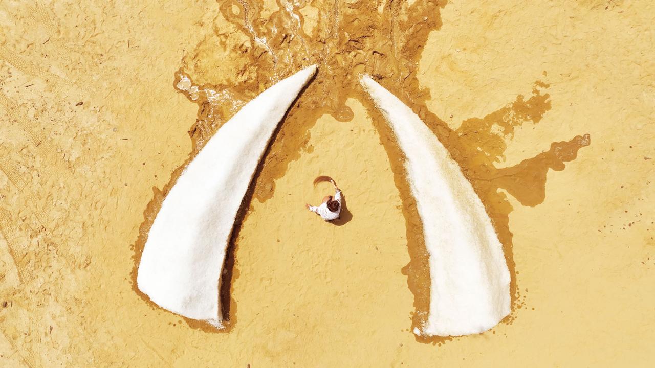 فنانة سيبيرية شابة تبتكر منحوتة جليدية ضخمة في صحراء مصر لتسليط الضوء على أزمة المناخ