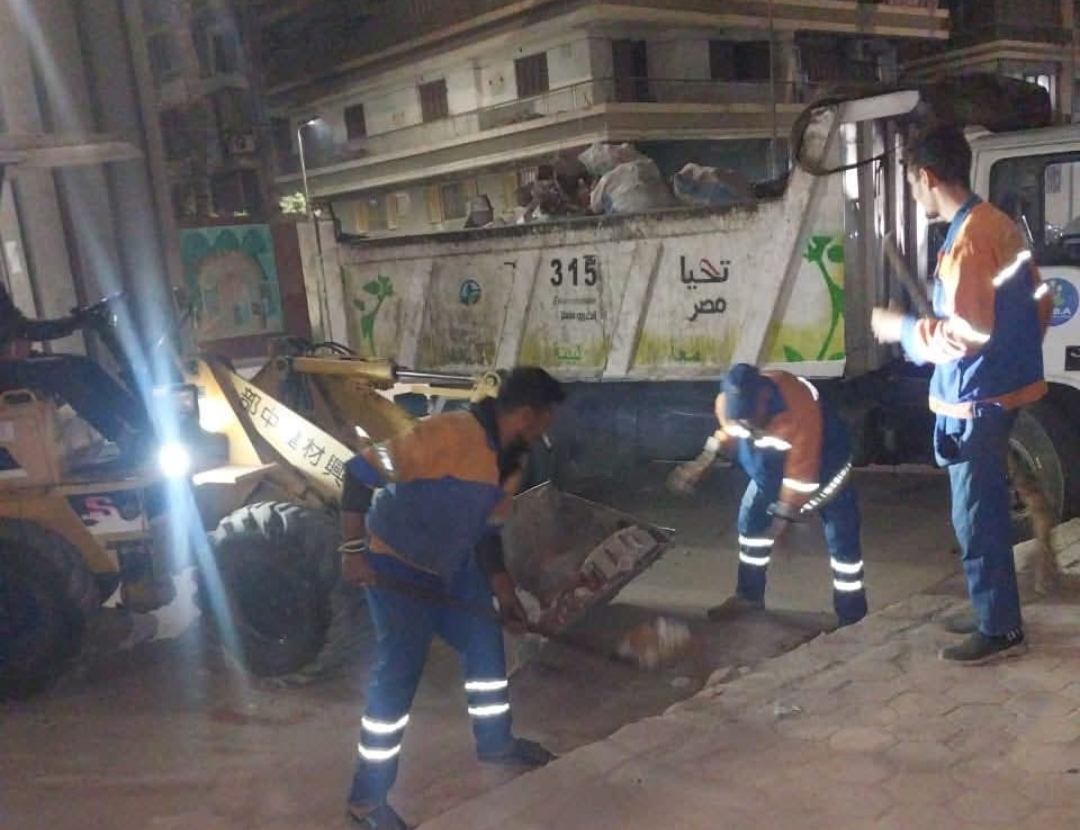 رئيس حى مصر الجديدة يتابع اعمال رفع كفاءة النظافة ورفع المخلفات بشوارع الحي