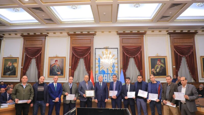 محافظ القاهرة يكرم عدد من القيادات والعاملين بالمحافظة