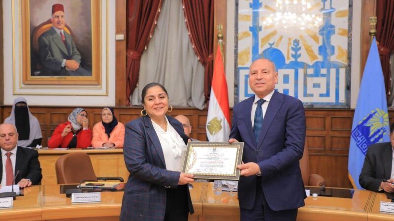 محافظ القاهرة يكرم المهندسة مني البطراوي نائبة المحافظ للمنطقة الشرقية