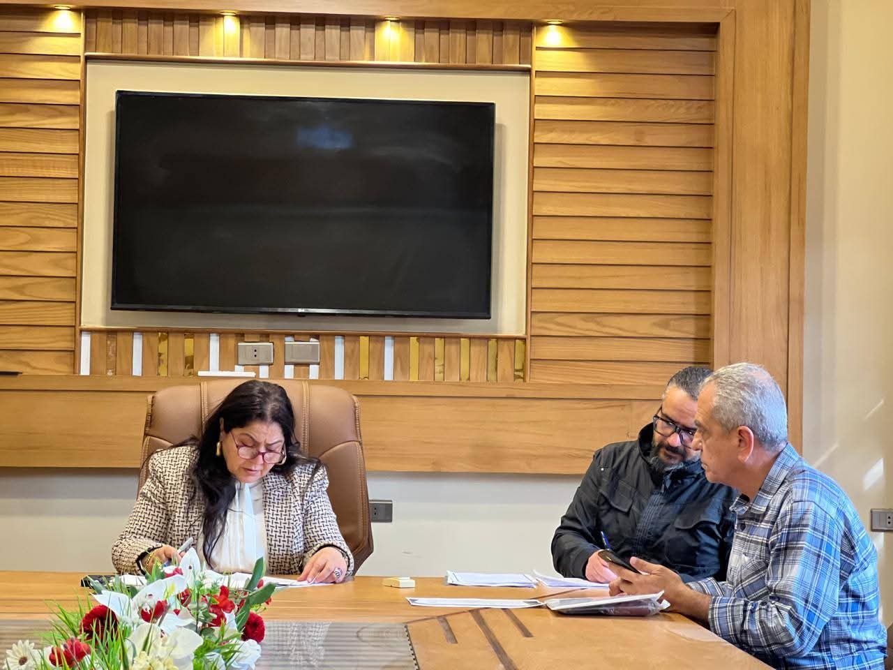 نائب محافظ القاهرة للمنطقة الشرقية تناقش مع المواطنين مشكلاتهم