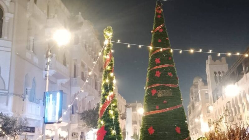 رئيس حى مصر الجديدة يتابع تزين شجرة الكريسماس بمنطقة الكوربه