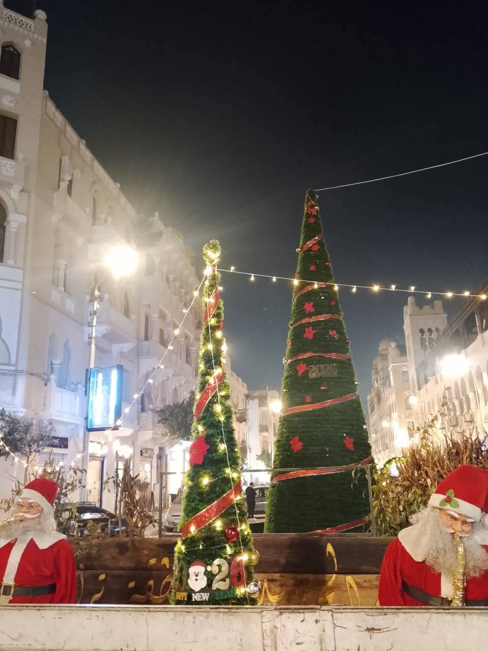 رئيس حى مصر الجديدة يتابع تزين شجرة الكريسماس بمنطقة الكوربه