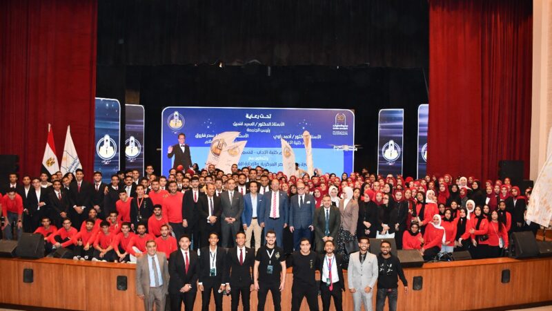 طلاب “من أجل مصر المركزية” بجامعة حلوان يستعرضون إنجازات الدولة في لقاء توعوي حول القضايا الاجتماعية