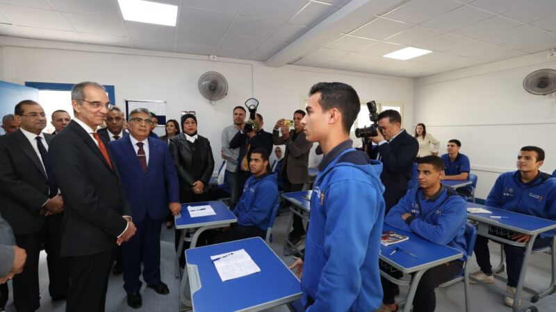 وزير الاتصالات يتفقد سير العمل فى مركز مبيعات سنترال المنصورة ويزور مدرسة WE للتكنولوجيا التطبيقية