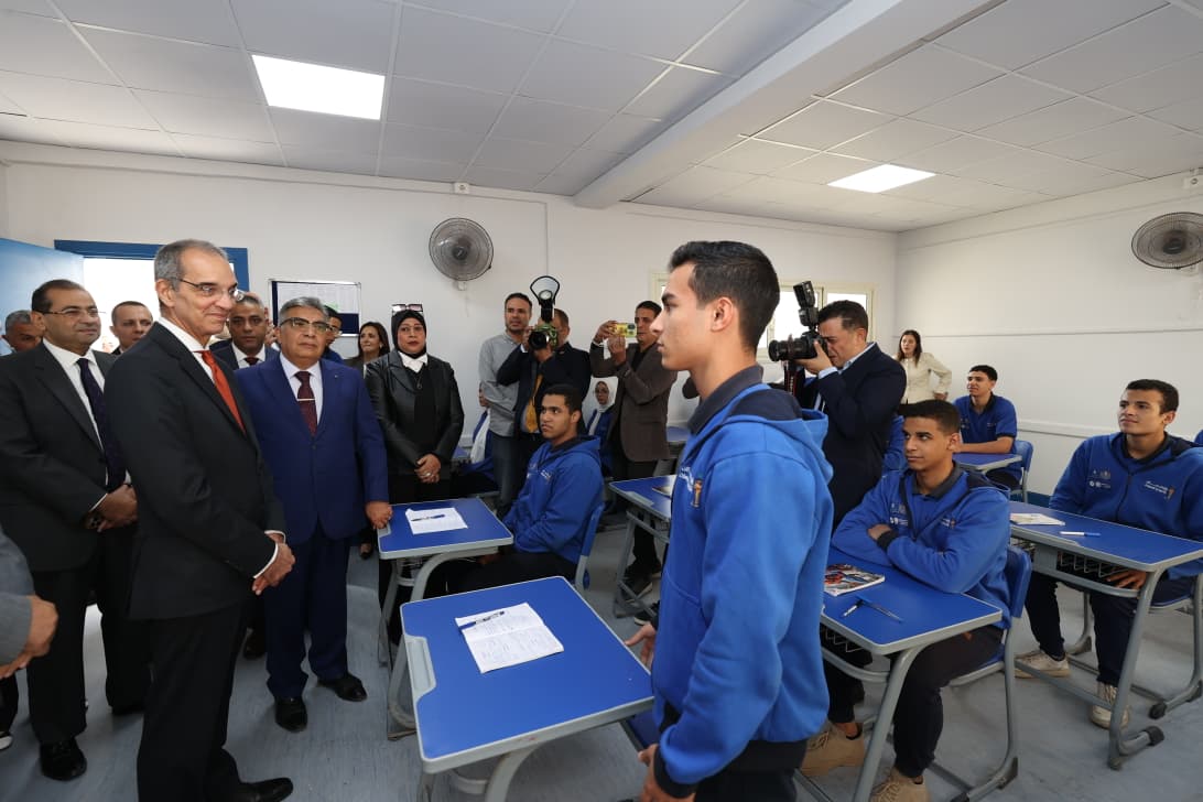 وزير الاتصالات يتفقد سير العمل فى مركز مبيعات سنترال المنصورة ويزور مدرسة WE للتكنولوجيا التطبيقية