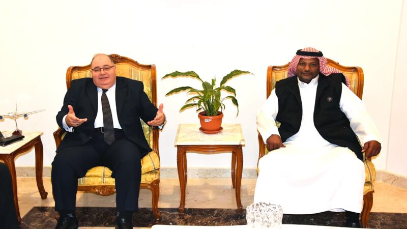 قبل افتتاحها .. القنصل المصري بالرياض يلتقي وفد أكاديمية النادي الأهلي المصري