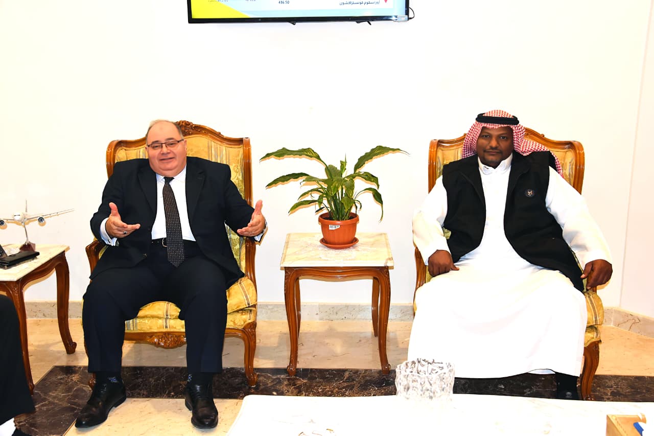 قبل افتتاحها .. القنصل المصري بالرياض يلتقي وفد أكاديمية النادي الأهلي المصري