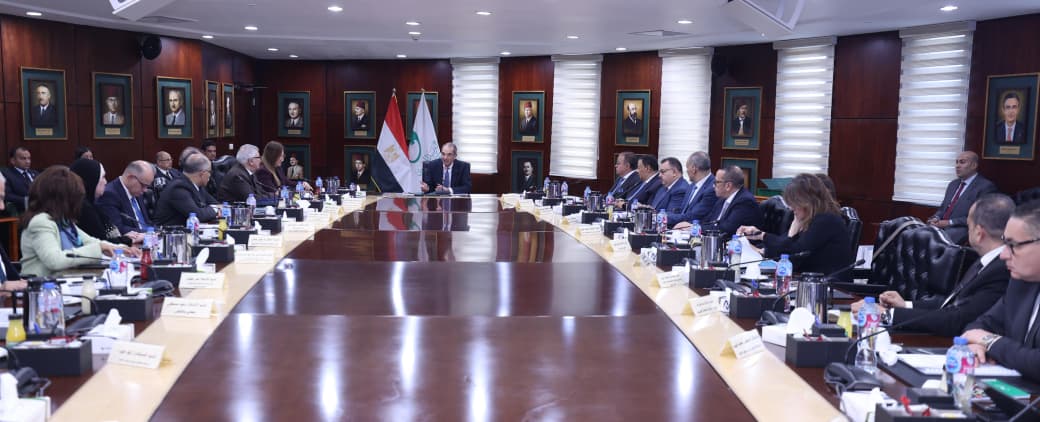 وزير الاتصالات يجتمع بمجلس إدارة الهيئة القومية للبريد بتشكيله الجديد