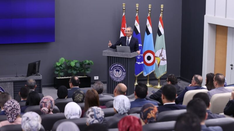 وزير الاتصالات يلتقى بملحقى الدفاع المرشحين للعمل بالسفارات المصرية بالخارج