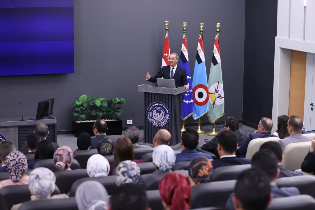 وزير الاتصالات يلتقى بملحقى الدفاع المرشحين للعمل بالسفارات المصرية بالخارج