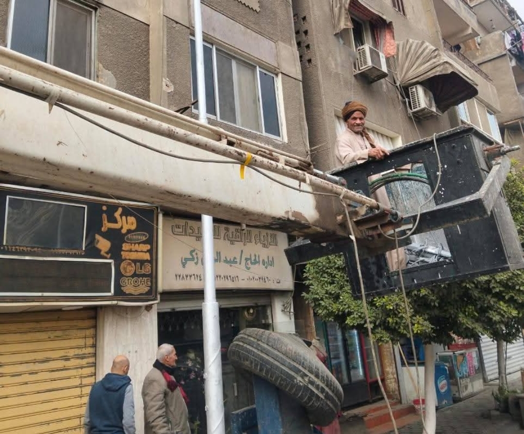 رئيس حى الأميرية  تتابع اعمال إنارة شارع المطرية العمومى