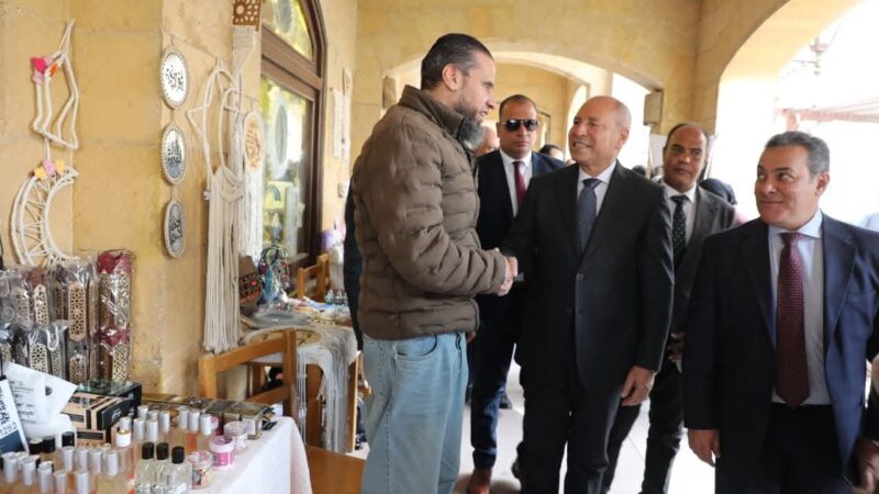 محافظ القاهرة يفتتح معرضًا للحرف التراثية واليدوية بسوق الفسطاط بحى مصر القديمة