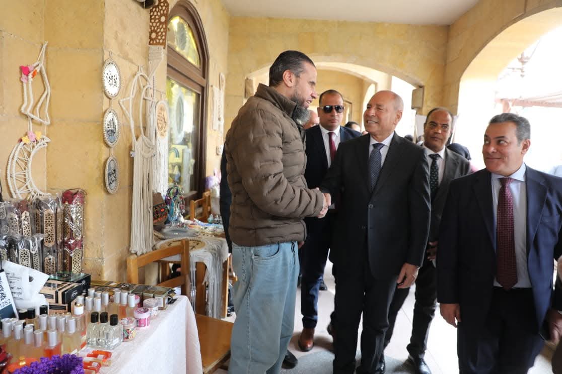 محافظ القاهرة يفتتح معرضًا للحرف التراثية واليدوية بسوق الفسطاط بحى مصر القديمة
