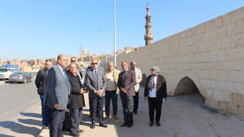 محافظ القاهرة يتفقد أعمال الترميم الجارية بسور مجرى العيون