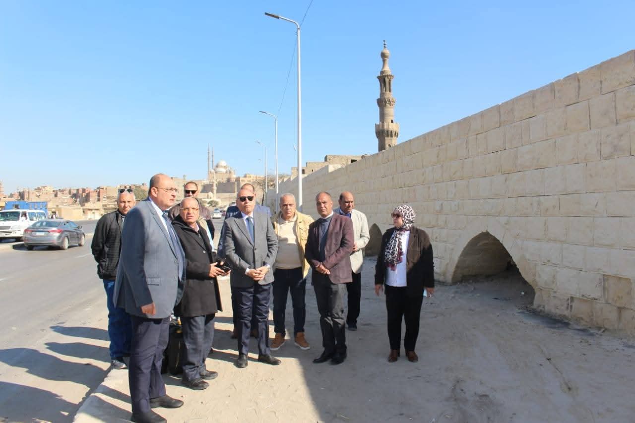 محافظ القاهرة يتفقد أعمال الترميم الجارية بسور مجرى العيون