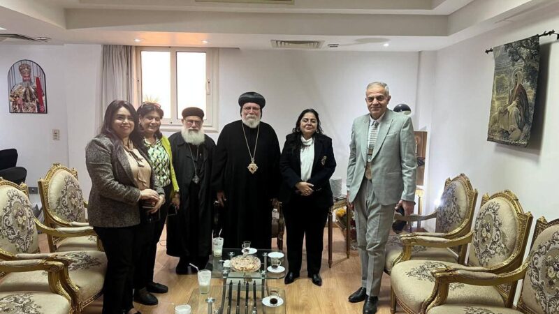 نائب محافظ القاهرة للمنطقة الشرقية تتقدم لعدد من الكنائس بنطاق المنطقة بالتهنئة بعيد الميلاد المجيد