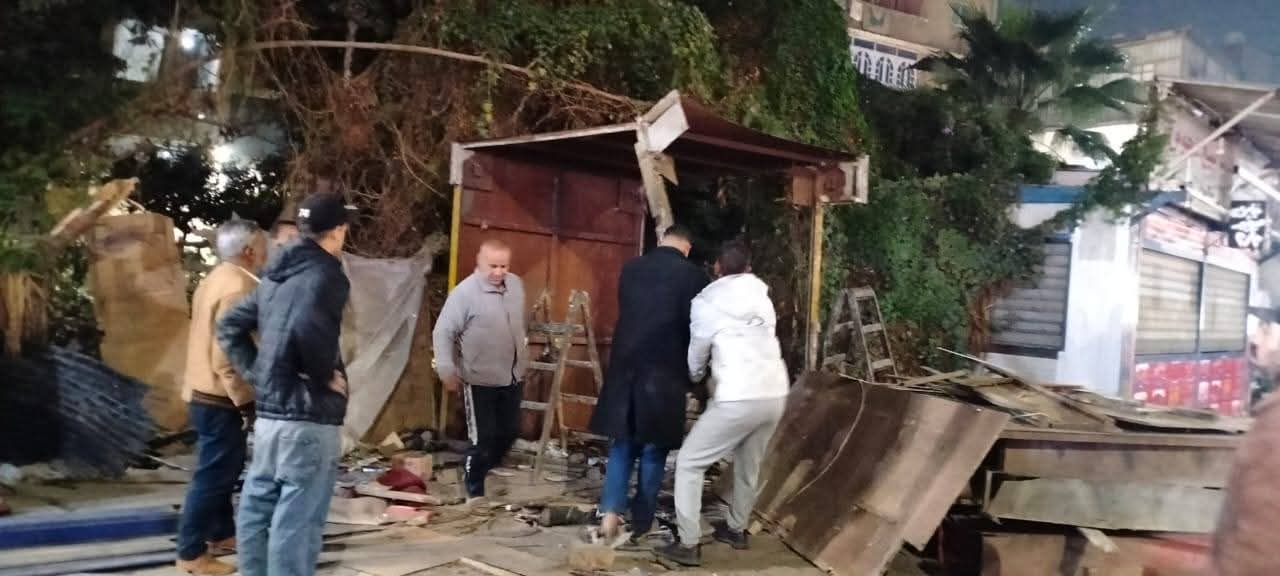 رئيس حى الأميرية تتابع ازالة  كشك مخالف بدون ترخيص