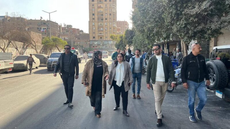 نائب محافظ القاهرة للمنطقة الشرقية تتابع أعمال الرصف والتطوير لشارع العشرين عين شمس