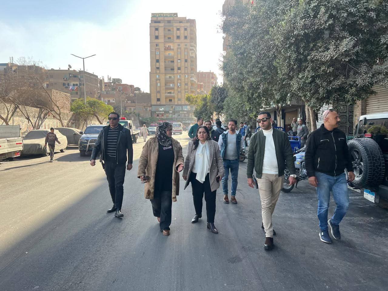 نائب محافظ القاهرة للمنطقة الشرقية تتابع أعمال الرصف والتطوير لشارع العشرين عين شمس