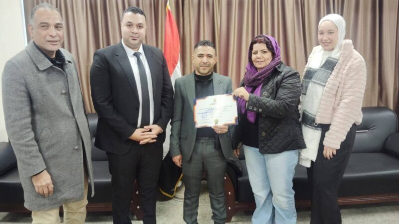 رئيس حى الأميرية تكرم الموظفين الحاصلين على الترقية الوظيفية بالحى