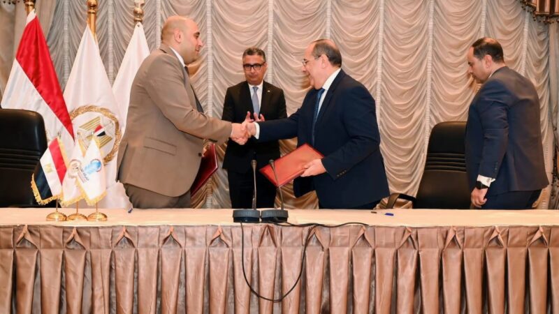 بحضور وزير التموين.. توقيع بروتوكول تعاون لدعم مبادرة “المليون كرتونة إلكترونية” بين القابضة للصناعات الغذائية ومؤسسة تطبيق سند