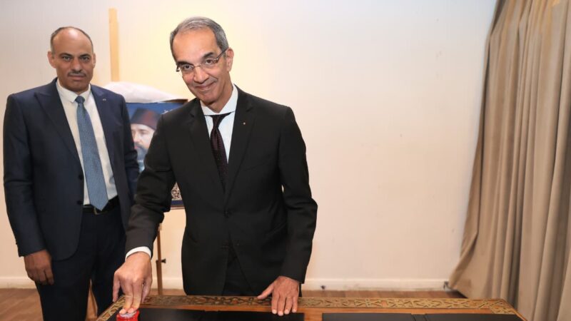 وزير الاتصالات يدشن طابع بريد تذكارى بمناسبة مرور 160 عامًا على إصدار أول طابع بريد مصرى