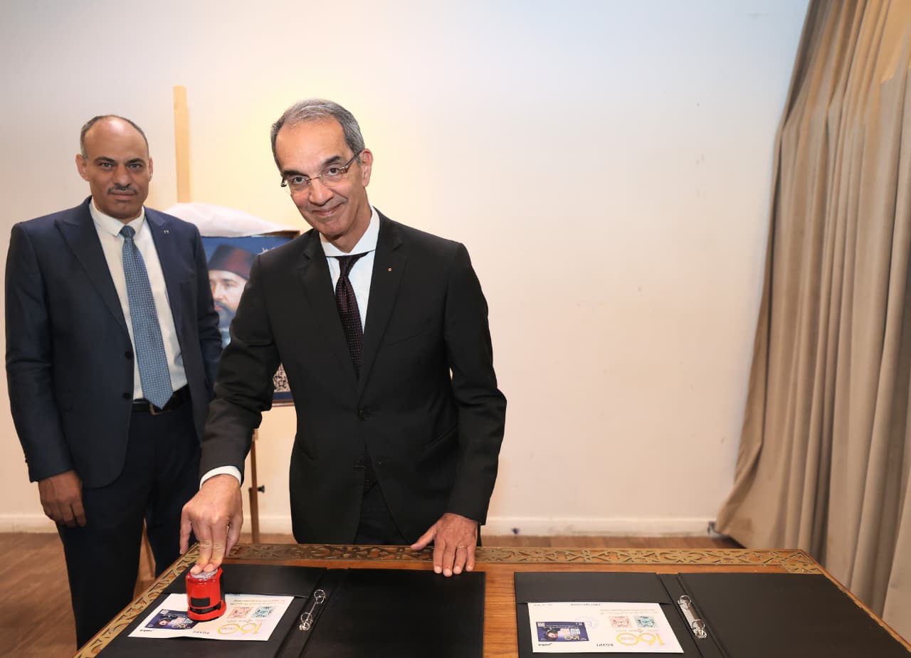 وزير الاتصالات يدشن طابع بريد تذكارى بمناسبة مرور 160 عامًا على إصدار أول طابع بريد مصرى