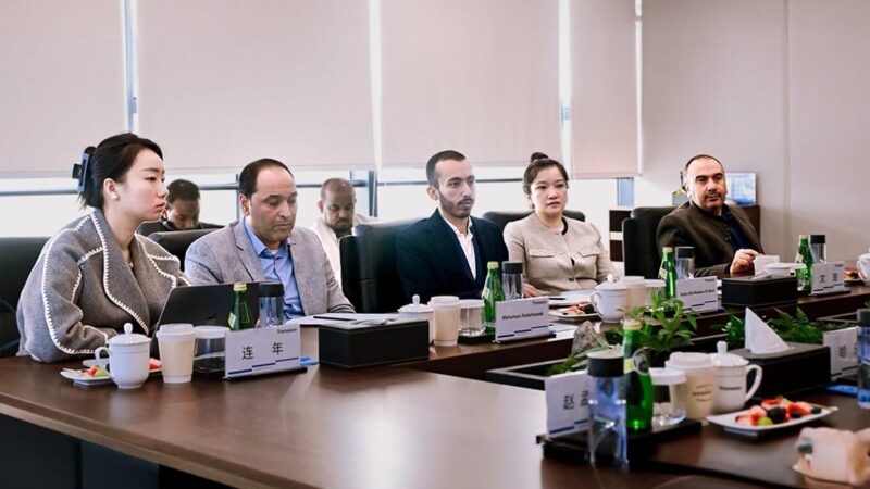 الأمير سلطان بن منصور آل سعود يترأس زيارة رسمية إلى المقر الرئيسي لشركة إنفينيكس لبحث آفاق التعاون في الأسواق الناشئة