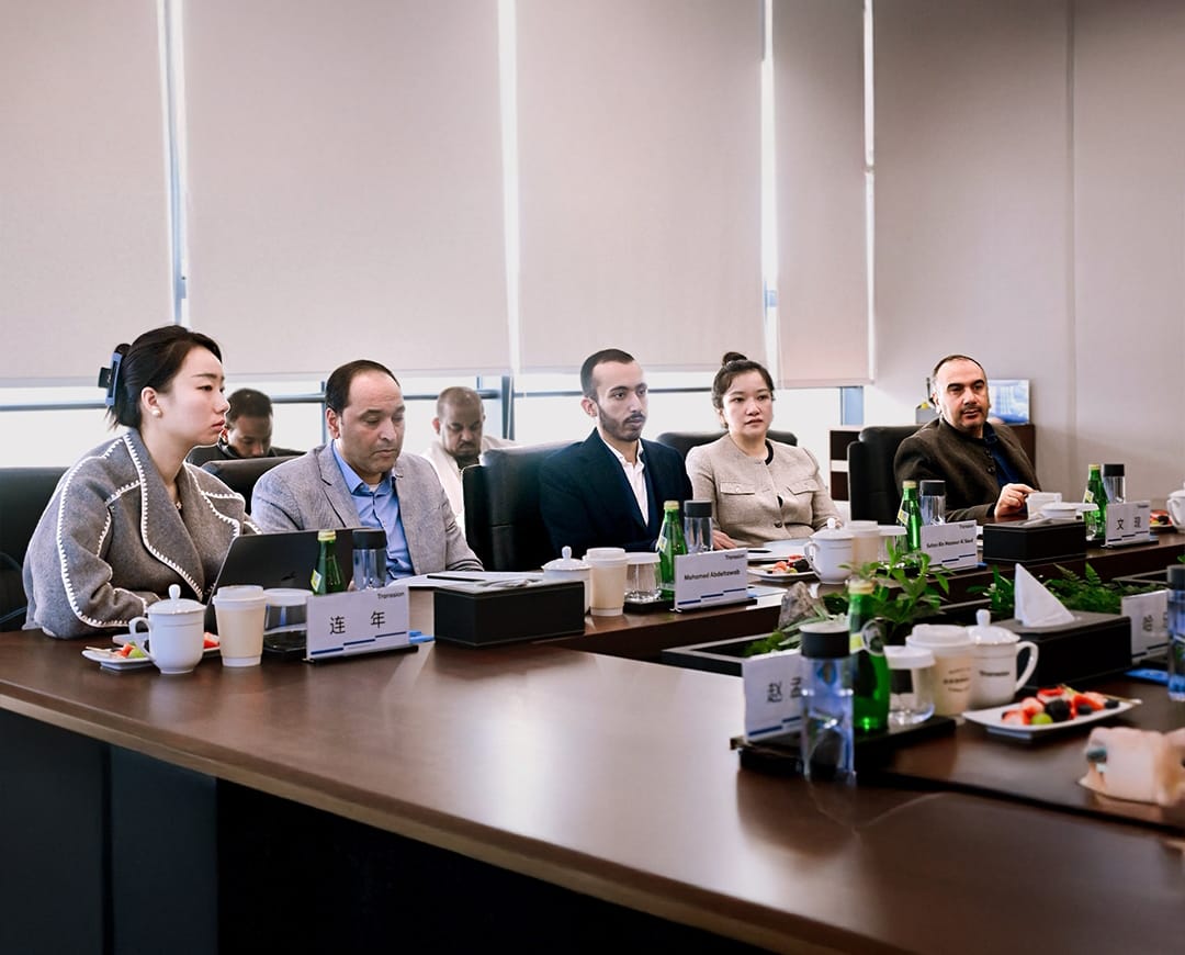 الأمير سلطان بن منصور آل سعود يترأس زيارة رسمية إلى المقر الرئيسي لشركة إنفينيكس لبحث آفاق التعاون في الأسواق الناشئة