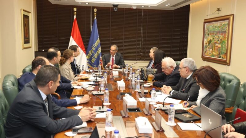 وزير الاتصالات يبحث مع سفير المملكة المتحدة بالقاهرة سبل تعزيز الاستثمارات فى مجالات التعهيد والتكنولوجيا فى مصر