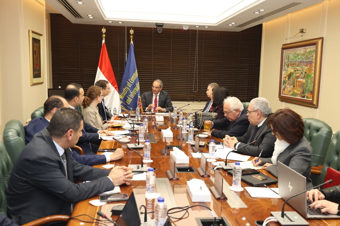 وزير الاتصالات يبحث مع سفير المملكة المتحدة بالقاهرة سبل تعزيز الاستثمارات فى مجالات التعهيد والتكنولوجيا فى مصر