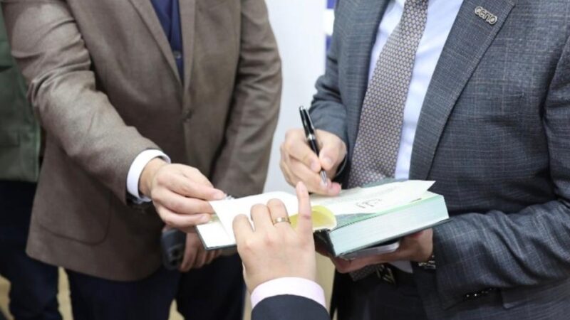 الدكتور محمد زيادة يُهدي كتابه (بنت الشاطئ.. قصص لن تُروى) إلى مكتبة محمد بن راشد