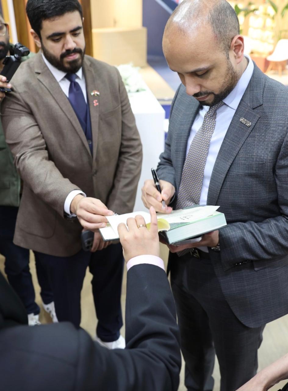 الدكتور محمد زيادة يُهدي كتابه (بنت الشاطئ.. قصص لن تُروى) إلى مكتبة محمد بن راشد