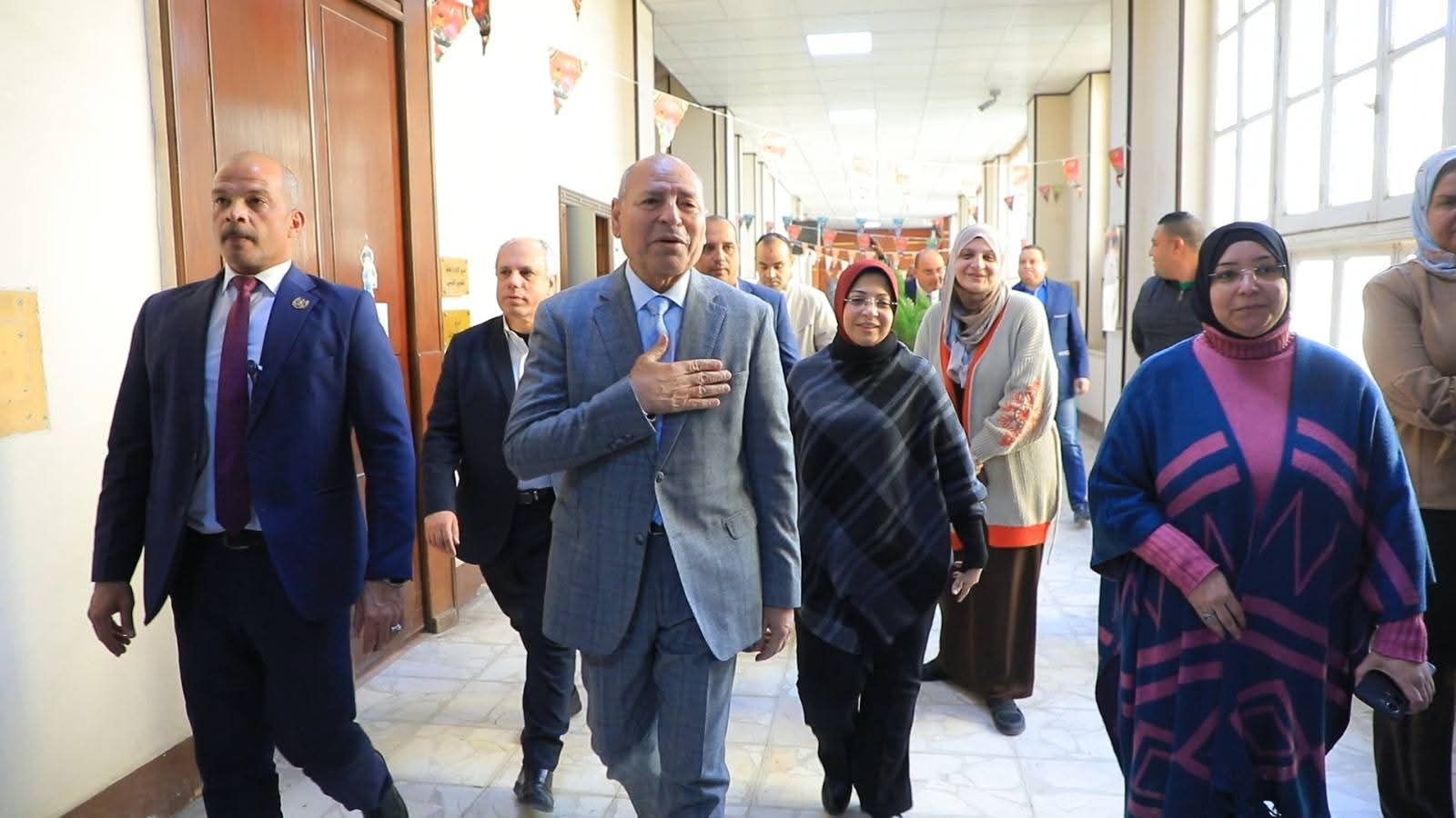 محافظ القاهرة يهنئ العاملين بديوان عام المحافظة بحلول شهر رمضان