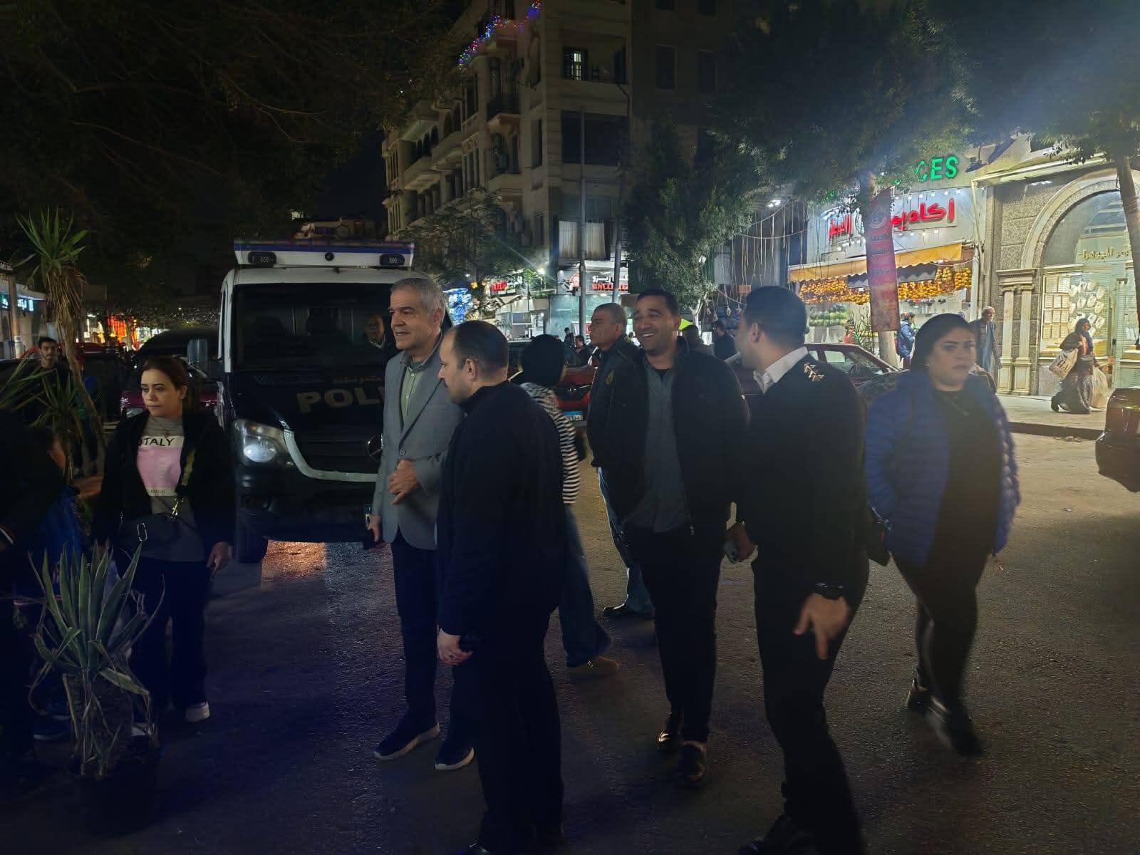 نائب محافظ القاهرة للمنطقة الشرقية يؤكد استمرار حملات رفع اشغالات وغلق المحال المخالفة بحى مصر الجديدة