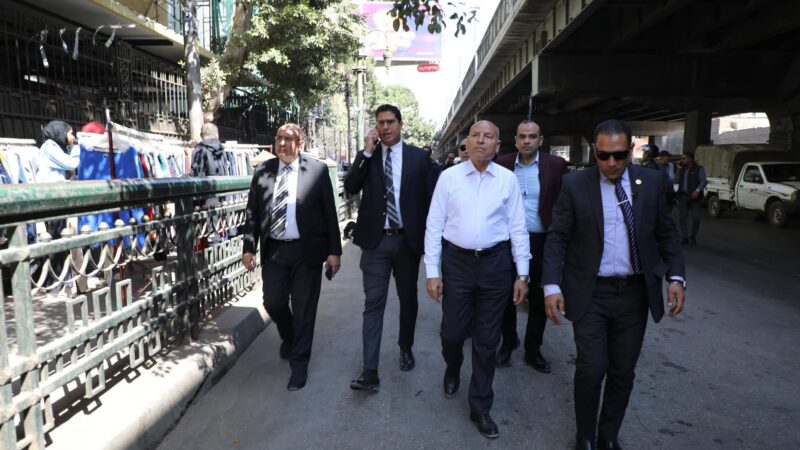 محافظ القاهرة يقود جولة مفاجئة لإزالة الإشغالات والتعديات بشارع الجلاء