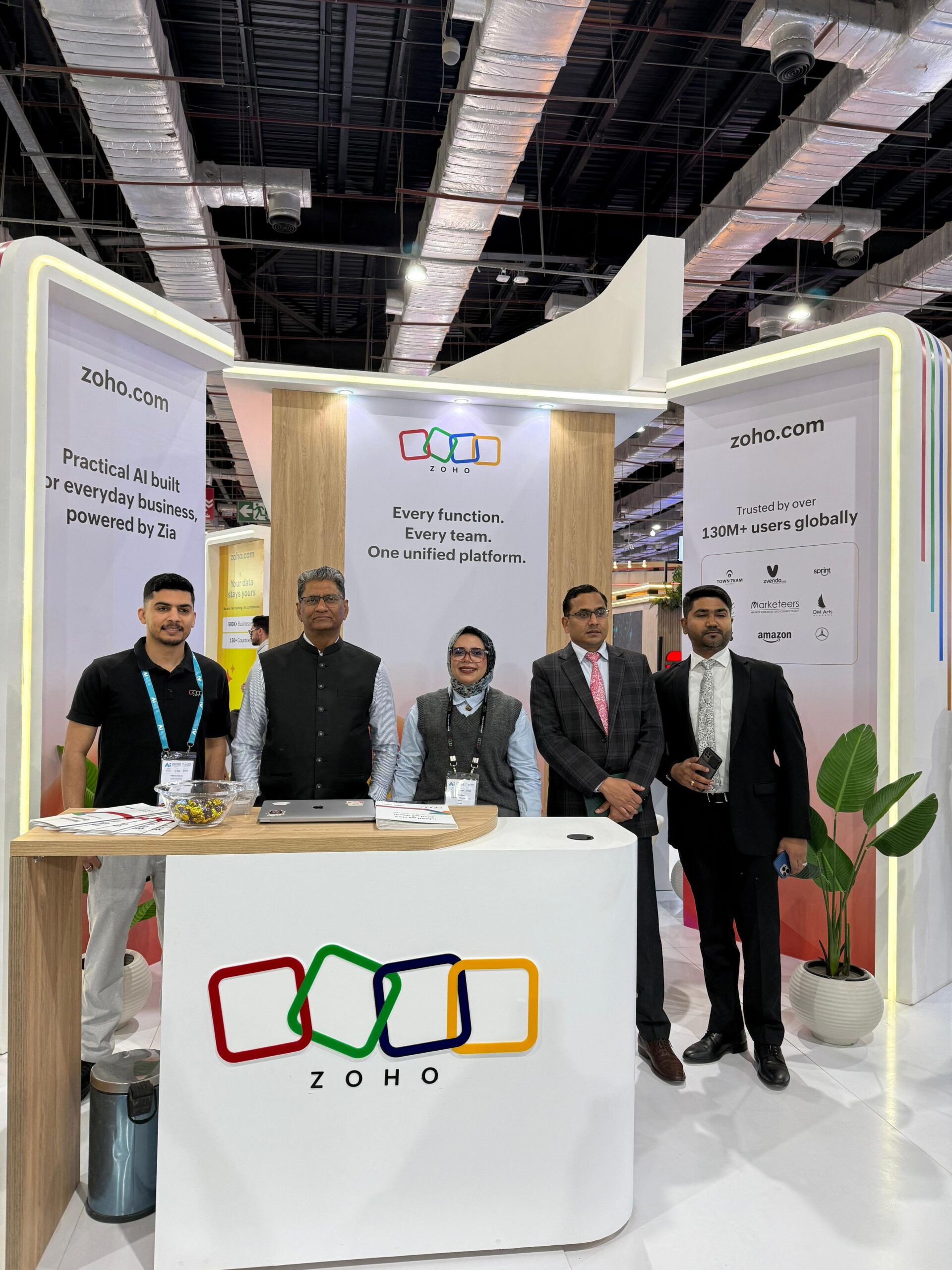 زوهو تستقبل سفير الهند في جناحها بمعرض “AI Everything”